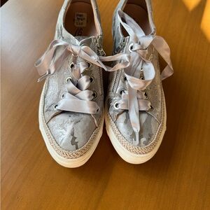 Soft Waves Silver‎ Lace-Up Sneakers with Ribbon Laces